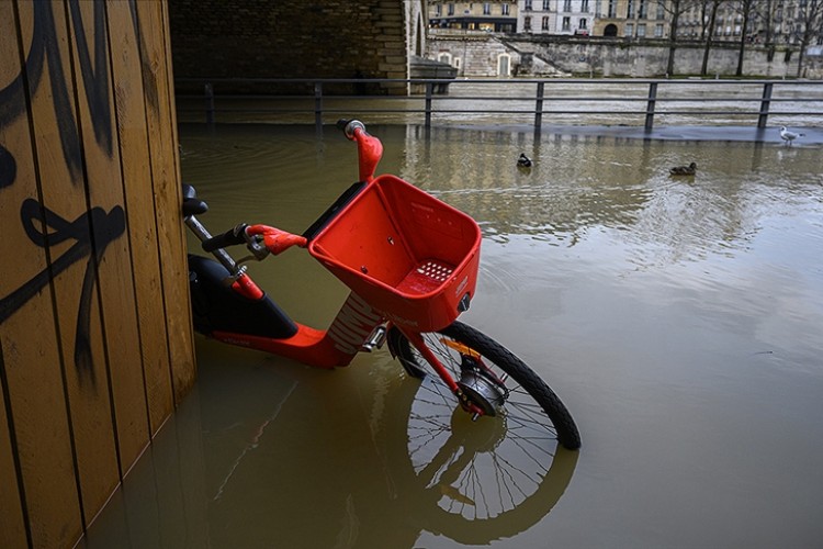 Fransa'nın farklı kentlerinde sel meydana geldi