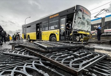 İETT otobüsünün Galata Köprüsü'ndeki demir bariyere çarpması sonucu 3 kişi yaralandı