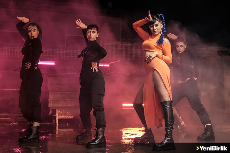 K-Pop Akımı Artık Türkiye'de "Pinkeu Hilal - Şizofren"
