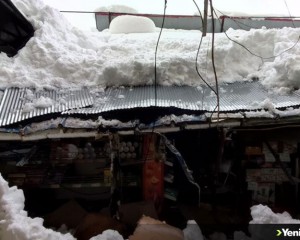 Sakarya'da kar nedeniyle marketin sundurması ve garajın çatısı çöktü