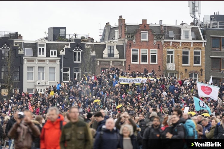 Hollanda'da Kovid-19 kısıtlamaları protesto edildi