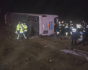 Aksaray'da yolcu otobüsü devrildi: 1 ölü, 20 yaralı
