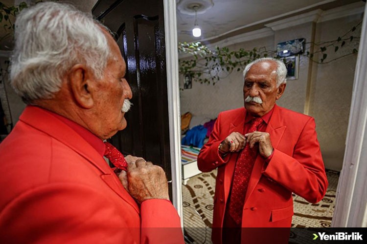 Şırnaklı 75 yaşındaki 'Aziz amca' 10 yıldır rengarenk giyiniyor
