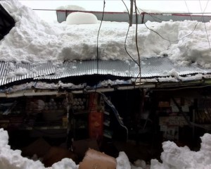 Sakarya'da kar nedeniyle marketin sundurması ve garajın çatısı çöktü