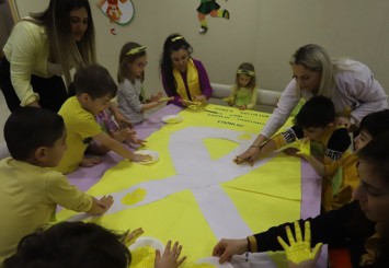 Kreşli Öğrencilerden kanserli çocuklara sarı destek