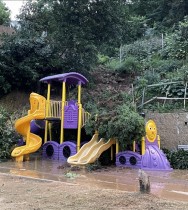 Rize'de toprak kayması sonucu çocuk parkı zarar gördü