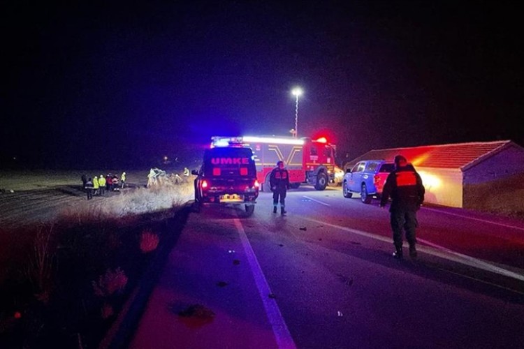 Aksaray'da 2 otomobilin çarpıştığı kazada 6 kişi öldü