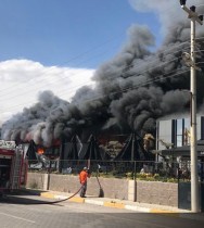 Diyarbakır'da fabrikada çıkan yangına müdahale ediliyor