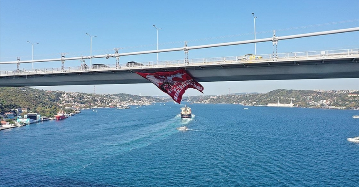 Filenin Sultanları'nın şampiyonluk bayrağı boğazdaki köprülere asıldı
