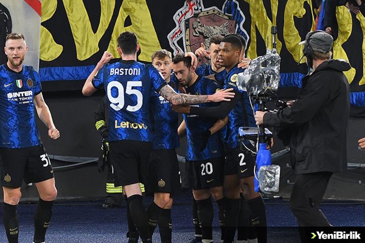 Hakan Çalhanoğlu'nun kornerden gol attığı maçta Inter, Roma'yı 3-0 yendi