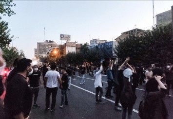 İran'da lise öğrencileri de dersleri boykot edip protesto düzenliyor
