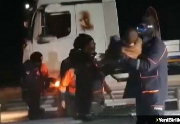 Diyarbakır-Siverek kara yolunda karda mahsur kalan 2'si yolcu otobüsü 49 araç kurtarıldı