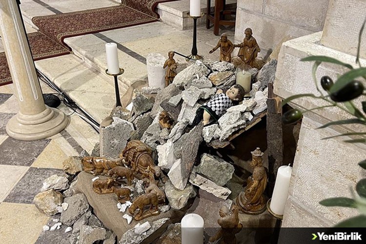 Filistin'de bir kilise Gazze'deki saldırılar nedeniyle bu seneki Noel ağacını "enkazdan" yaptı