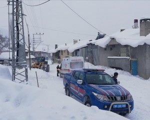 Sivas'ta kar nedeniyle yolu kapanan köydeki hasta, ekiplerin çalışmasıyla hastaneye ulaştırıldı