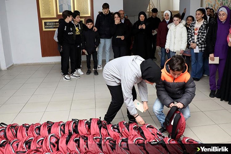 Rize'de ortaokul öğrencilerden deprem bölgesindeki okullara kırtasiye desteği