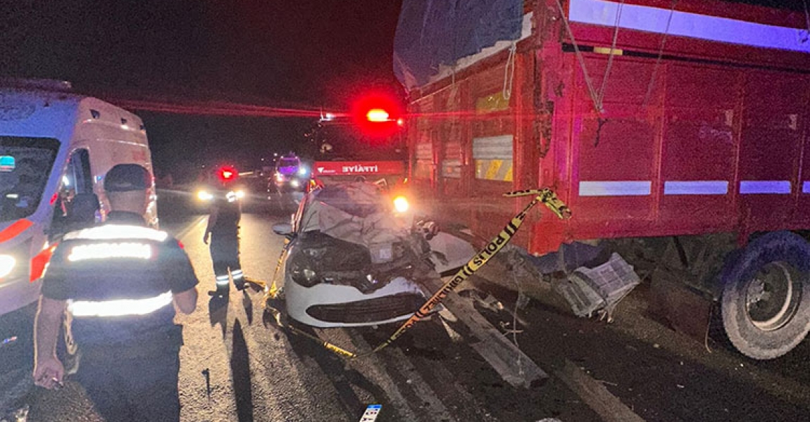 Manisa'da kamyon ile otomobilin çarpıştığı kazada 1 kişi öldü, 3 kişi yaralandı