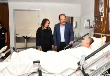 Mersin Valisi Pehlivan, terör saldırısında yaralanan polis memurunu hastanede ziyaret etti