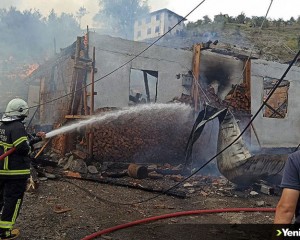 Kastamonu'da köyde çıkan yangına havadan ve karadan müdahale ediliyor