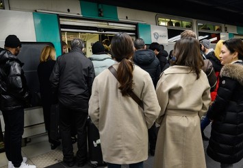 Fransa'da yolculardan grevler nedeniyle seyahatlerini iptal etmesi veya ertelemesi istendi