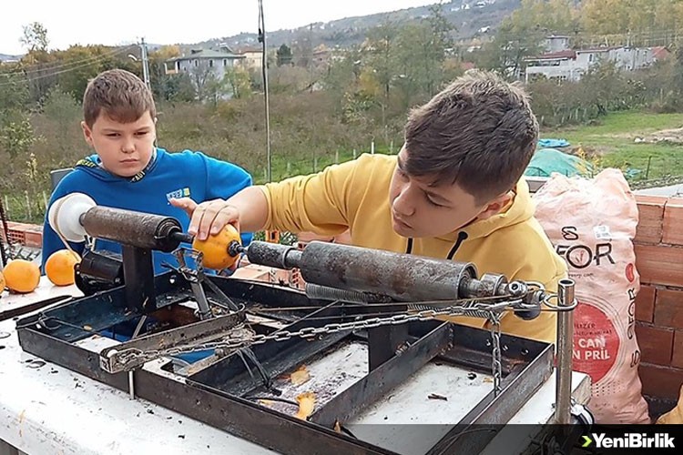 İki kardeş, ailesinin işini kolaylaştırmak için hurma soyma makinesi yaptı