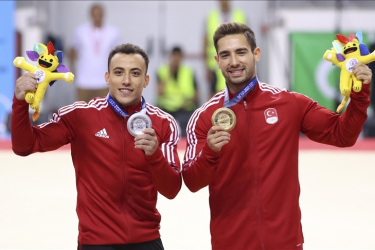 Milli cimnastikçi İbrahim Çolak altın, Adem Asil gümüş, kulplu beygirde ise Ferhat Arıcan bronz madalya kazandı