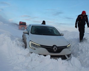 Bayburt'ta kar ve tipi nedeniyle mahsur kalan turistler kurtarıldı