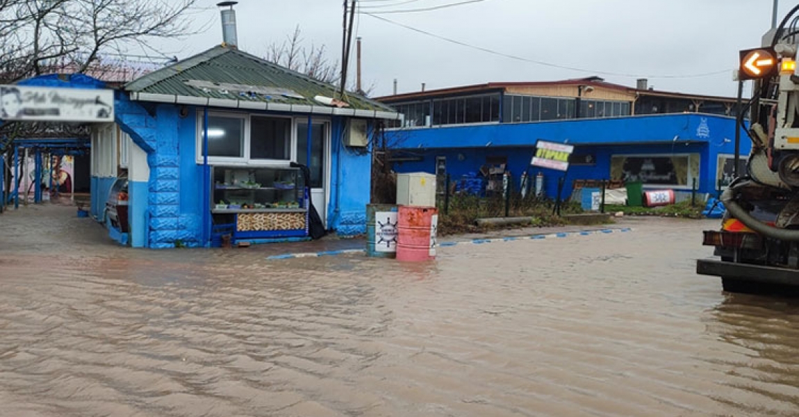 Sakarya'da fırtınanın etkisiyle nehir suyunun taşması sonucu iş yerleri zarar gördü