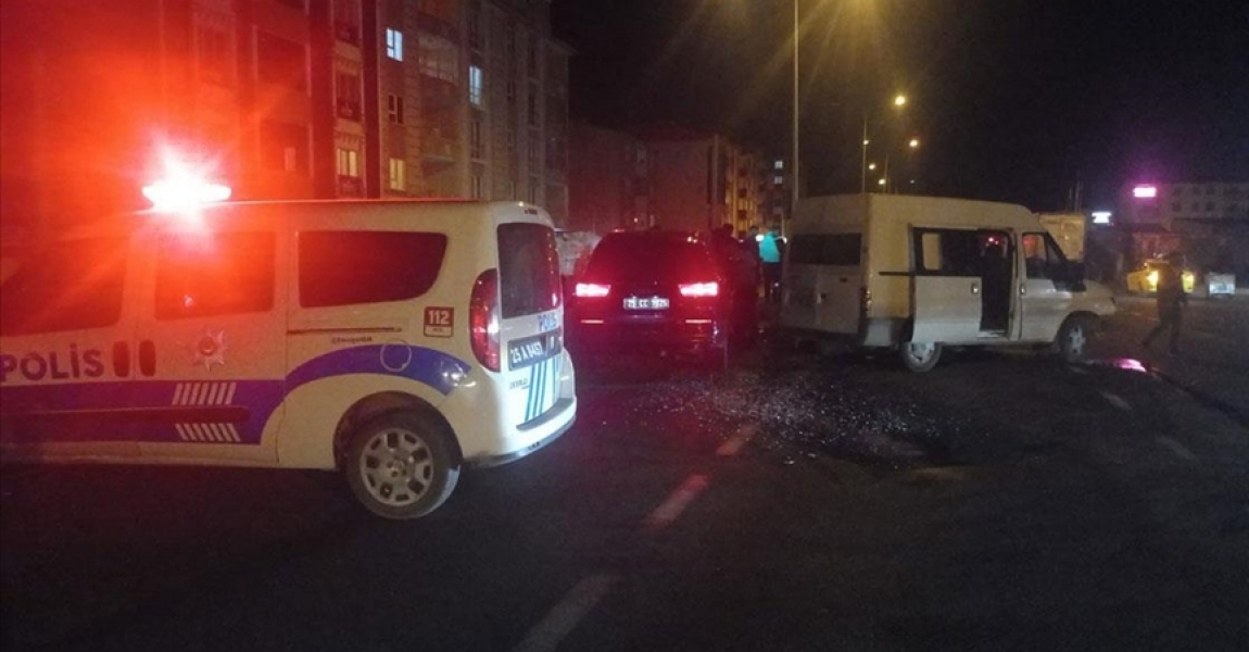 Erzurum'da ticari araç ile minibüsün çarpıştığı kazada 4 kişi yaralandı