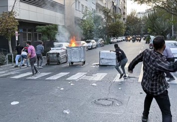 İran'da protestolar ve güvenlik güçlerinin önlemleri sürüyor