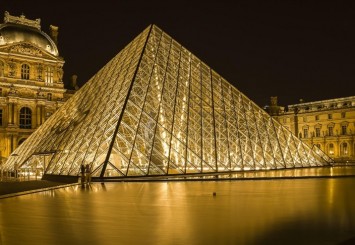 Fransa'da Louvre Müzesi eski müdürü, tarihi eser kaçakçılığına 'göz yummakla' suçlanıyor