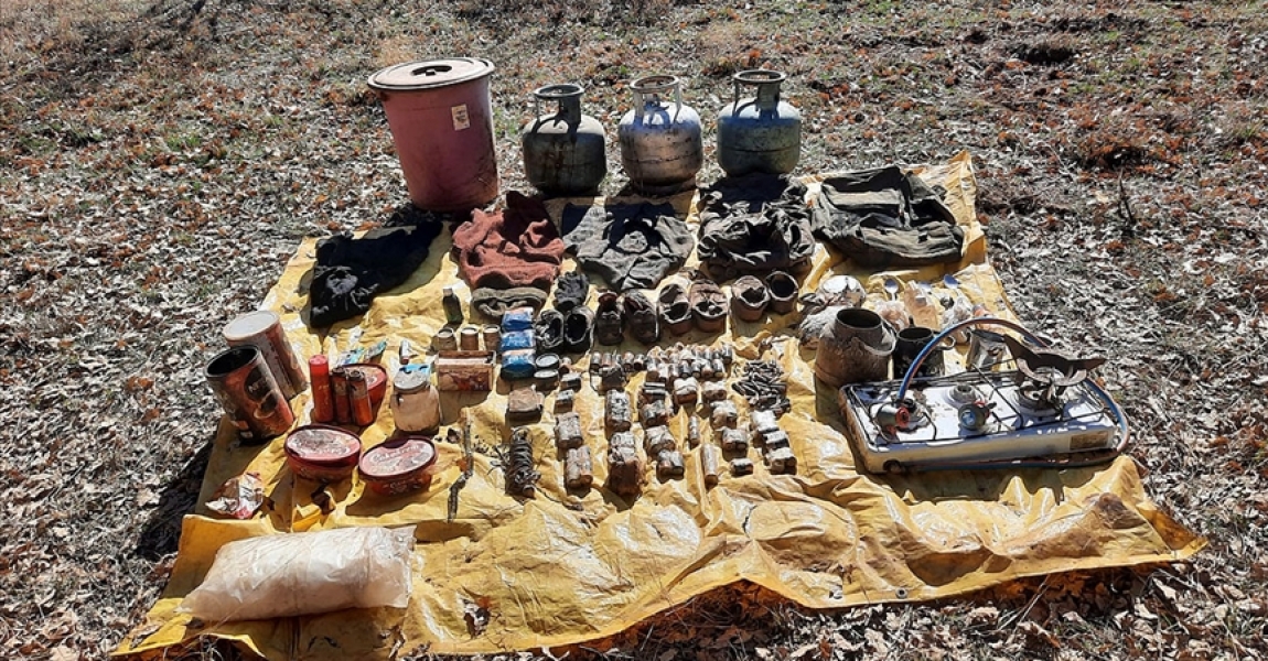 Tunceli'de teröristlerin kullandığı 8 sığınak ve mağara imha edildi