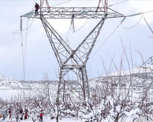 Isparta'daki elektrik kesintilerinin giderilmesi ve karla mücadele çalışmaları sürüyor