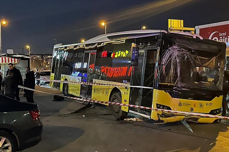 Bahçelievler'de İETT otobüsü durak önünde minibüse çarptı, 1 kişi öldü, 4 kişi yaralandı