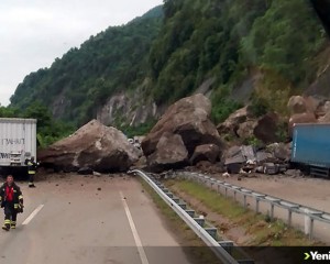 Artvin'de kara yolundaki tırların üzerine kaya düşmesi sonucu 1 kişi öldü