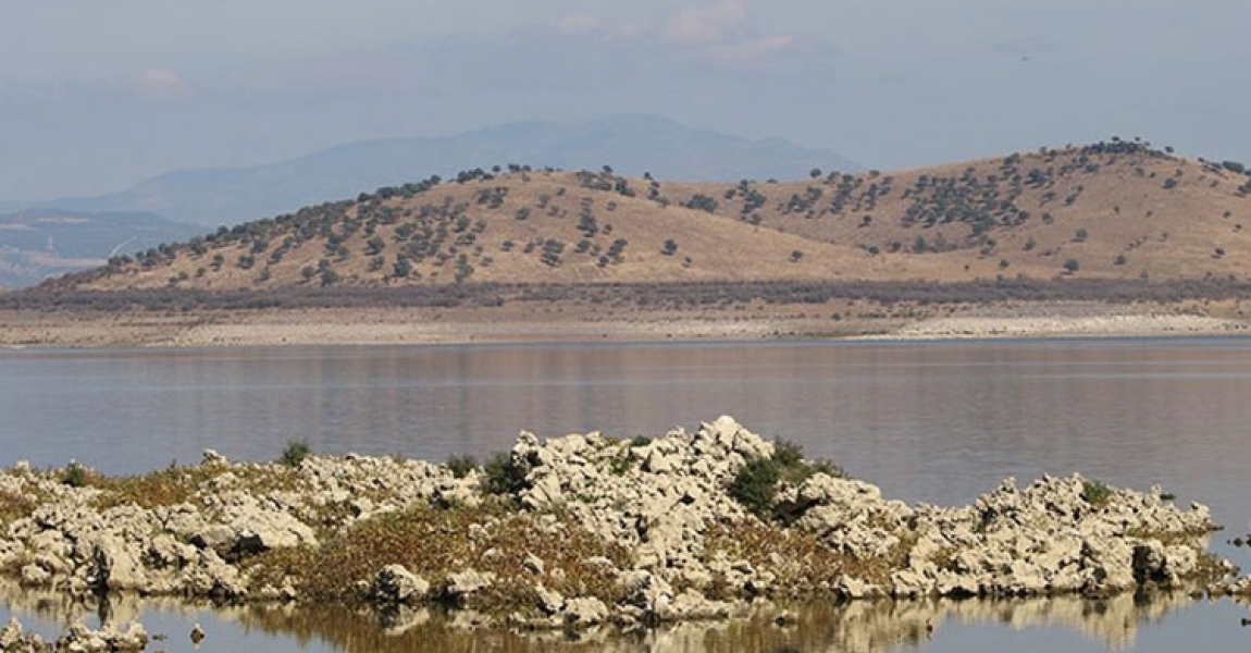 Barajda sular çekilince lav kalıntıları ortaya çıktı