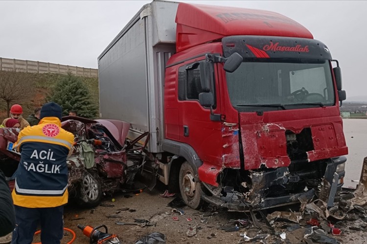 Bursa'da kamyona çarpan otomobildeki 5 kişi öldü