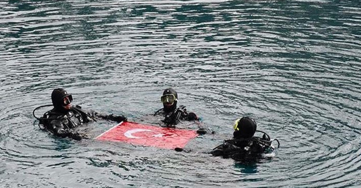 Kahramanmaraşlı itfaiyeciler, Çanakkale şehitlerini su altında Türk bayrağı açarak andılar