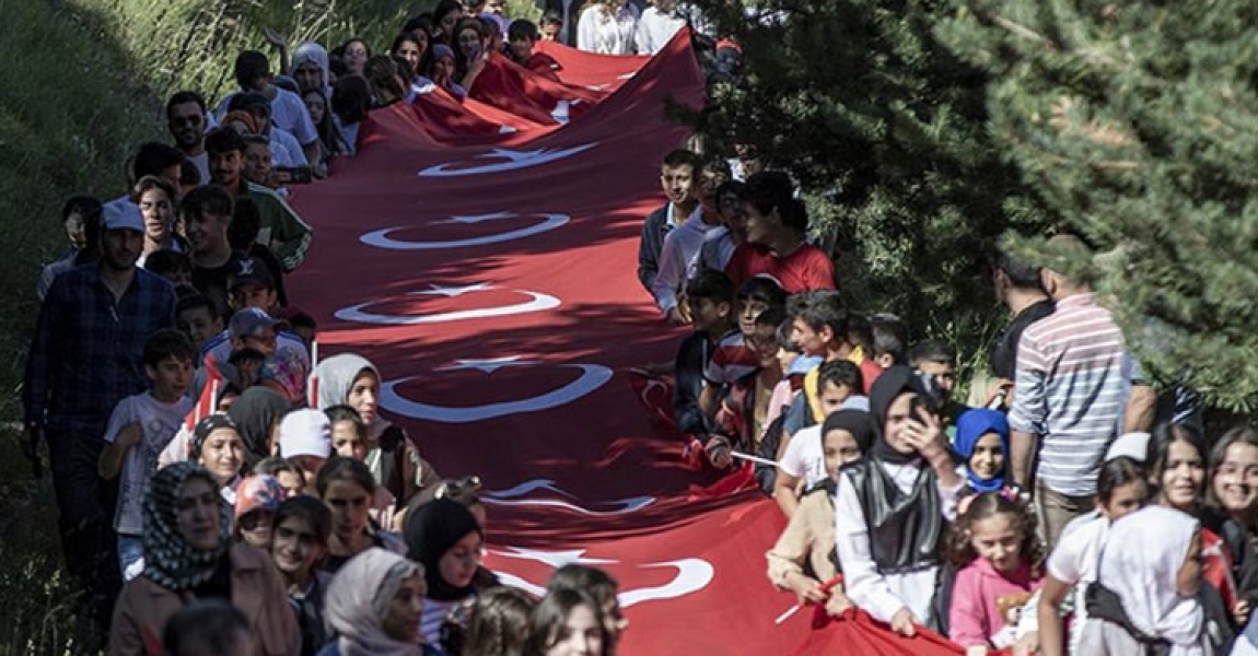 Erzurumlu gençler 15 Temmuz yürüyüşünde 500 metrelik Türk bayrağı taşıdı
