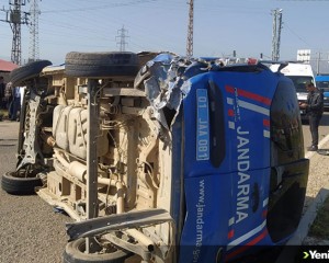 Adana'da askeri araç kaza yaptı