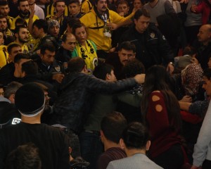 Fenerbahçe maçında taraftarlar arasıdna gerginlik