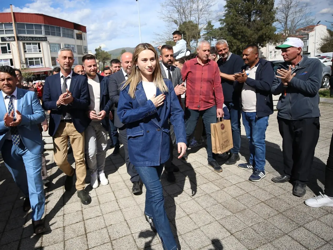 Zeynep Çelik kimdir, kaç yaşında, aslen nereli, ne mezunu, hangi partiden? 2