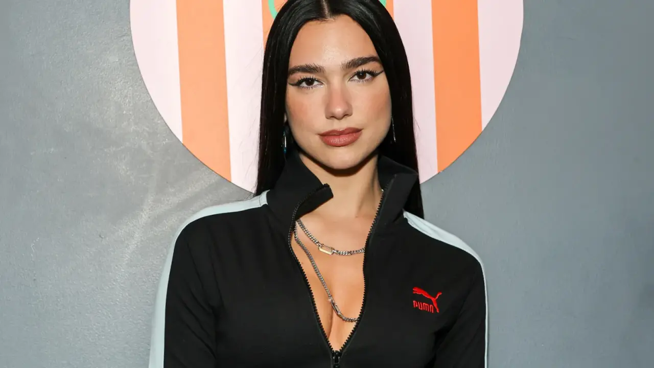 Ünlü Şarkıcı Dua Lipa'nın Otelinde Panik: Hayranlar Odasının Kapısına Dayandı! 4