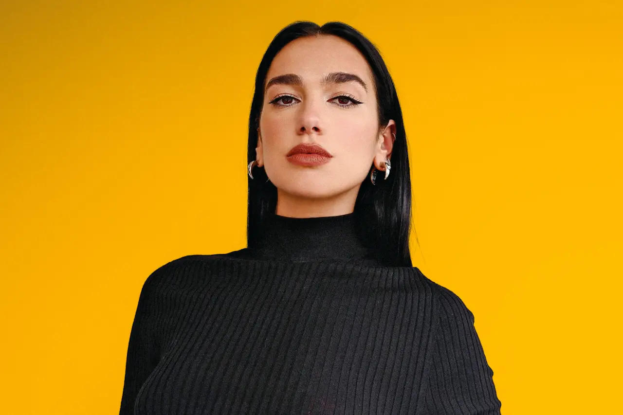 Ünlü Şarkıcı Dua Lipa'nın Otelinde Panik: Hayranlar Odasının Kapısına Dayandı! 3