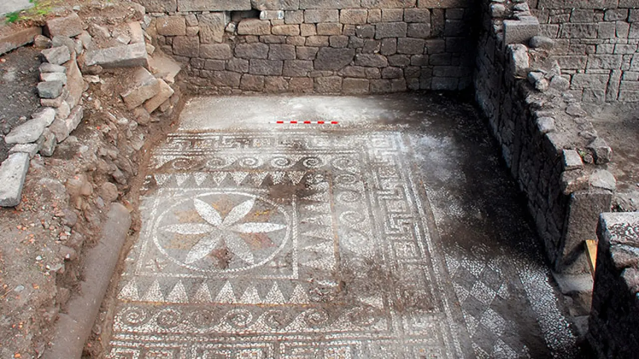 Assos Antik Kentinde Tarihi Bir Keşif Yapıldı! 1800 Yıl Öncesine Ait Soylu Mezarı Bulundu 1