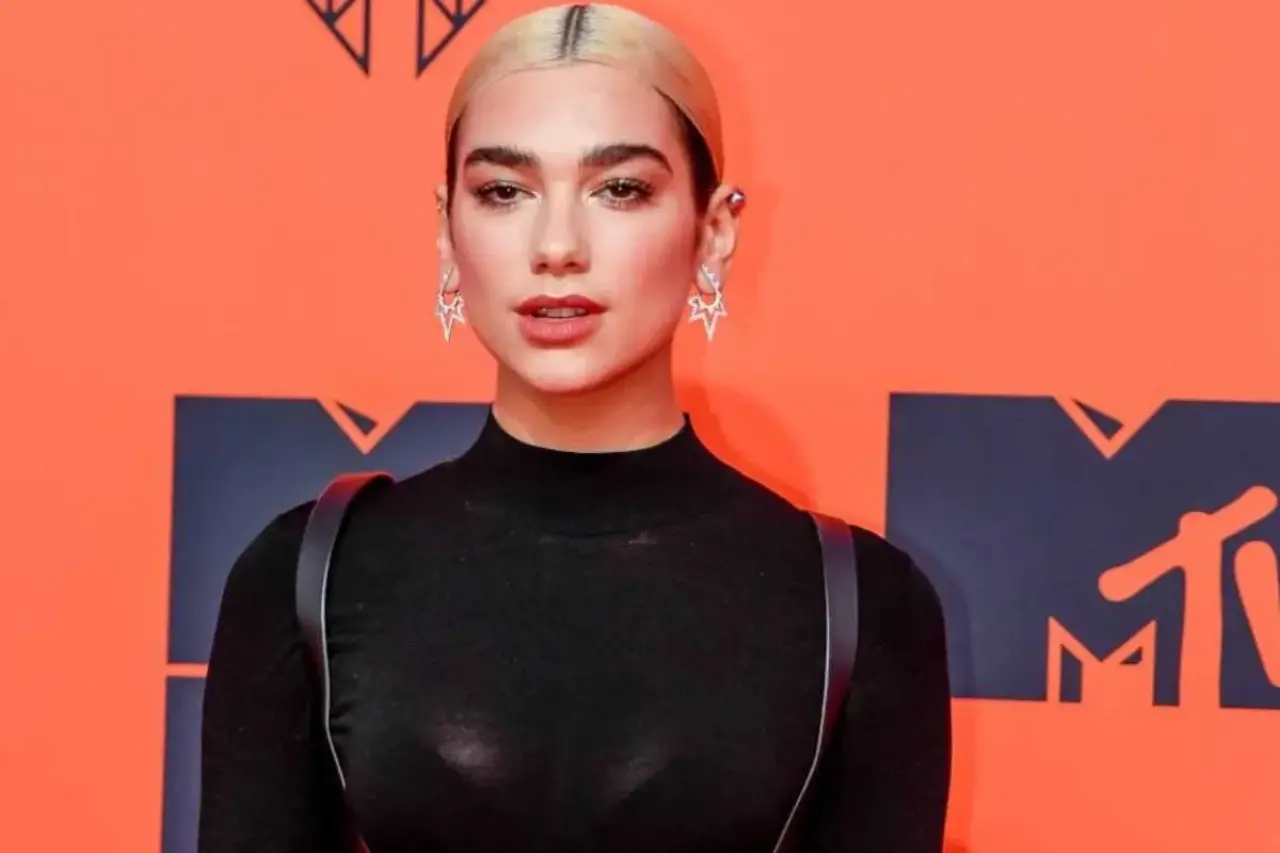 Ünlü Şarkıcı Dua Lipa'nın Otelinde Panik: Hayranlar Odasının Kapısına Dayandı! 2