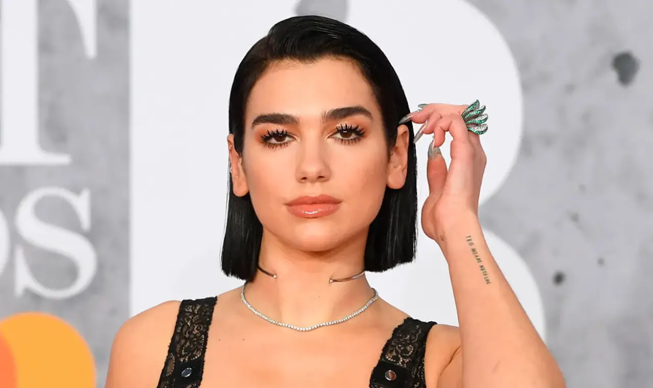 Ünlü Şarkıcı Dua Lipa'nın Otelinde Panik: Hayranlar Odasının Kapısına Dayandı! 1