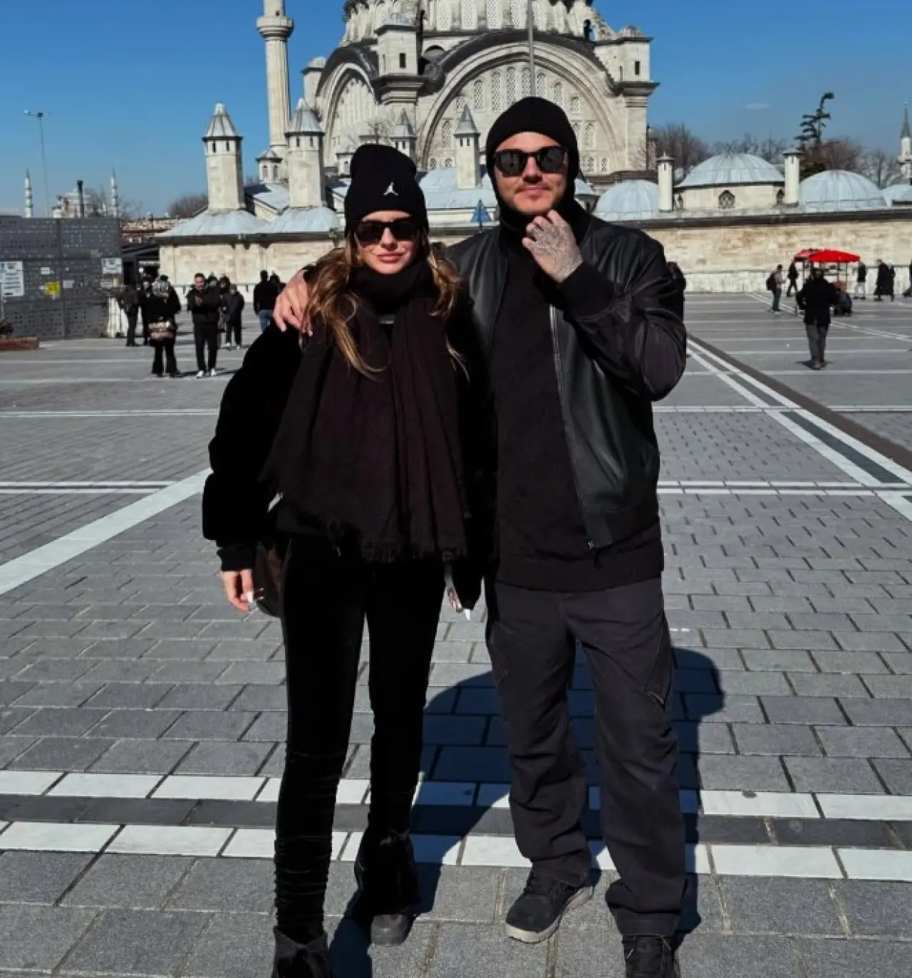 Maskeli Aşk: Mauro Icardi ve China Suarez, İstanbul’da Gizlice Romantik Bir Geziye Çıktı! 1