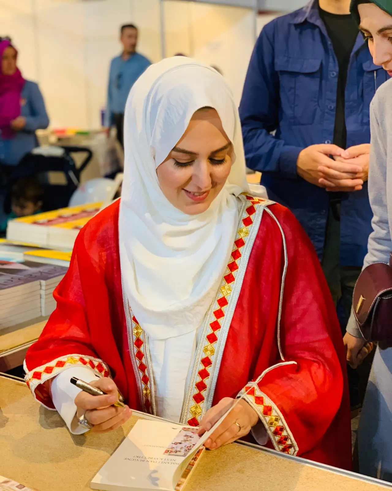 Padişah Torunu Nilhan Osmanoğlu Kimdir? Kaç Yaşında, Nereli, Evli mi? 5