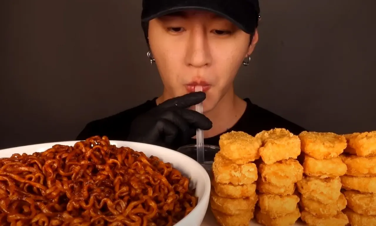 Son Dönemde Sosyal Medyada Popüler Olan Mukbang Akımı Nedir, Zararları Neler? 3