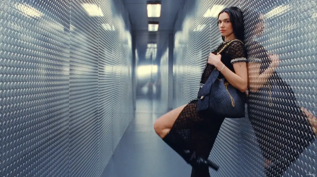 Dua Lipa, CHANEL 25’in Kampanya Yüzü Oldu: New York Sokaklarından Moda Dünyasına İkonik Birleşim! 3